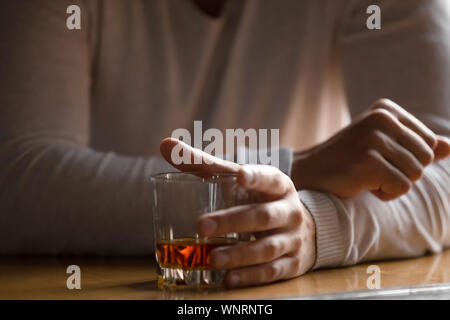 Nahaufnahme, Mann, Glas mit Alkohol in der Hand, allein trinken Stockfoto