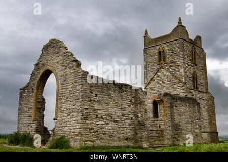 Ruinen von St. Michael Kirche auf Burrow Mump im Burrowbridge England unter bewölktem Himmel Stockfoto