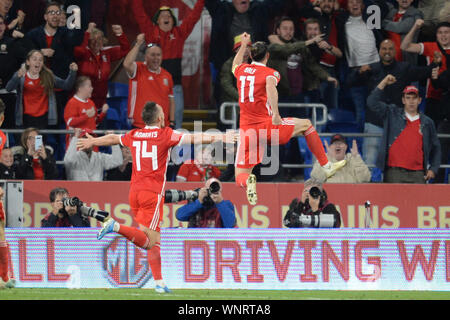 CARDIFF, Wales. SEPT 6. Gareth Bale von Wales punktet mit einem Kopf und feiert während der UEFA EURO 2020 Gruppe E-qualifikationsspiel zwischen Wales und Aserbaidschan an der Cardiff City Stadium, Cardiff am Freitag, den 6. September 2019. (Credit: Jeff Thomas | MI Nachrichten) Credit: MI Nachrichten & Sport/Alamy leben Nachrichten Stockfoto