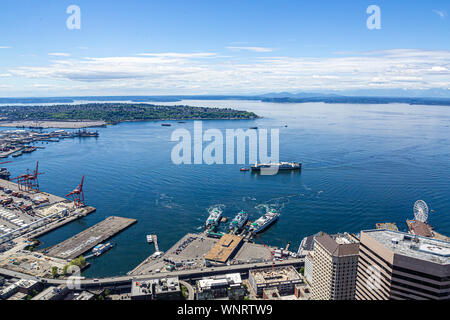 Ein Blick auf die Puget Sound und die Seattle Waterfront von hoch oben Stockfoto