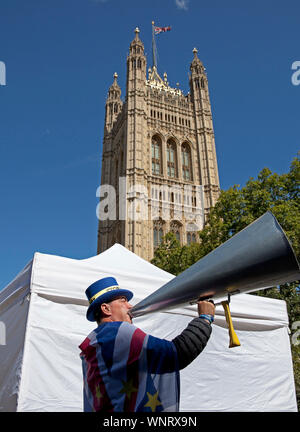 Steve Bray, mit Megafon, Aktivist, Herr Stop Brexit, Westminster, London, England, Großbritannien Stockfoto