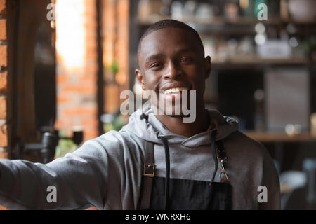 Kopf geschossen Portrait von African American lächelnd Kellner unter selfie Stockfoto