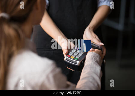 Close up junge Frau Zahlung durch Kontaktlose Kreditkarte Stockfoto