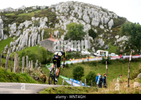 Kantabrien, Spanien. 6. September 2019. Nicholas Schultz (Mitchleton Scott) während 13 stge von 'La Vuelta a España" (Tour durch Spanien) zwischen Bilbao und Los Machucos Klettern am 6. September 2019 in Los Machucos Klettern, Spanien. © David Gato/Alamy leben Nachrichten Stockfoto