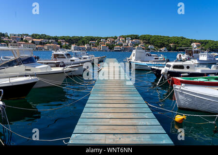 Pier dock mit Yachten in Mali Losinj Hafen Kroatien Stockfoto