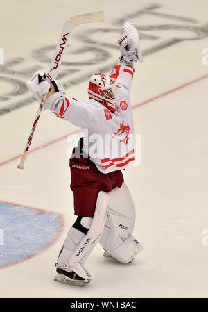 Trinec, Tschechische Republik. 06 Sep, 2019. Goalie von trinec Patrik Bartosak feiert einen Sieg nach dem Eishockey Champions League Gruppe D: HC Ocelari Trinec vs Lahti Pelikane in Trinec, Tschechien, 6. September 2019. Credit: Jaroslav Ozana/CTK Photo/Alamy leben Nachrichten Stockfoto