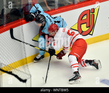 Trinec, Tschechische Republik. 06 Sep, 2019. Von JESSE YLONEN von Lahti und GUNTIS GALVINS von Trinec in Aktion während der Eishockey Champions League Gruppe D Match Links: HC Ocelari Trinec vs Lahti Pelikane in Trinec, Tschechien, 6. September 2019. Credit: Jaroslav Ozana/CTK Photo/Alamy leben Nachrichten Stockfoto