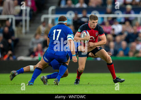 Newcastle, UK. 06 Sep, 2019. 6. September 2019; St James Park, Newcastle, Tyne und Wear, England; internationale Rugby, England und Italien; Owen Farrell von England in Angriff genommen wird - redaktionelle Verwendung. Credit: Aktion Plus Sport Bilder/Alamy leben Nachrichten Stockfoto