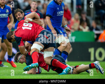 Newcastle, UK. 06 Sep, 2019. 6. September 2019; St James Park, Newcastle, Tyne und Wear, England; internationale Rugby, England und Italien; Tom Curry aus England in Angriff genommen wird - redaktionelle Verwendung. Credit: Aktion Plus Sport Bilder/Alamy leben Nachrichten Stockfoto