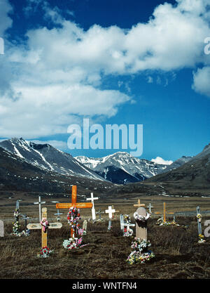 Hölzerne Kreuze markieren die Gräber von Native Alaskans in Anaktuvuk Pass, die letzte verbleibende Lösung des Nunamiut Menschen (Eskimos) in Alaska, USA begraben. Die abgelegene Dorf hat eine Bevölkerung von weniger als 400 und ist oberhalb des Polarkreises gelegen und in den Toren der Arctic National Park. In der Nähe von den baumlosen Bergen der Brooks Range gelegen, Anaktuvuk Pass ist für eine Migration Route für karibus (Rentiere), das wilde Tier, das wesentliche Existenzgrundlage der kleinen Gemeinschaft bietet. Stockfoto