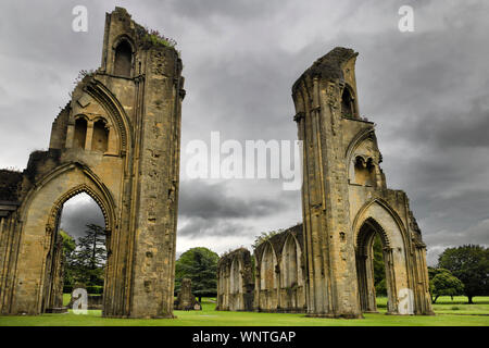 Regenwolken über Glastonbury Abbey Kloster große Kirche Ruinen aus dem 12. Jahrhundert in Glastonbury, Somerset England Stockfoto