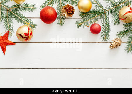 Weihnachten Komposition. Weihnachten Rahmen mit Tannenbaum Äste, Tannenzapfen, Weihnachtsschmuck, rote Kugeln. Flach, Ansicht von oben, Copyspace Stockfoto