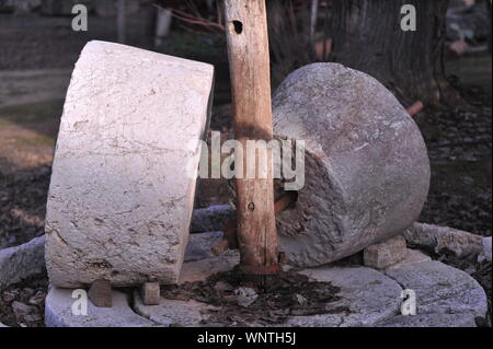 Alte Stein rad Ölmühle in Bauernhaus in Malaga Stockfoto