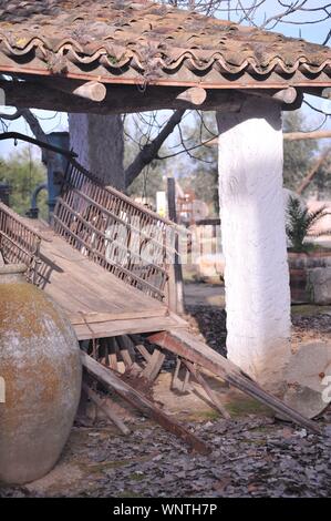 Alte hölzerne Warenkorb für in Bauernhaus Stockfoto