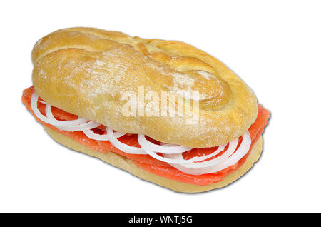 Sandwich mit geräuchertem Lachs und Zwiebelringe, Nahaufnahme, auf weißem Hintergrund Stockfoto