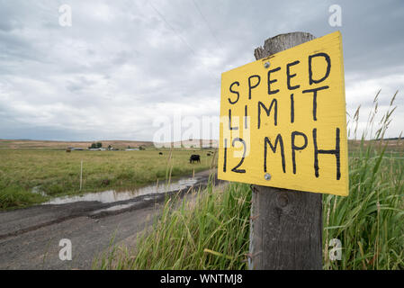 Höchstgeschwindigkeit 12 km/h Schild auf einer Ranch Road im Oregon Wallowa Tal. Stockfoto