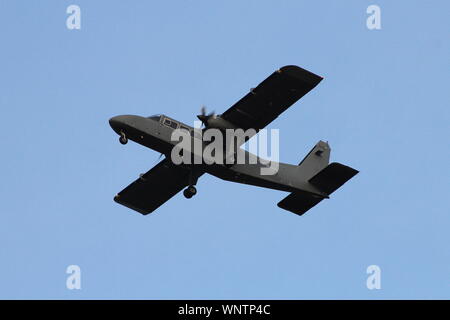 ZH004, ein britten-norman Defender T3 von der Army Air Corps betrieben, am Internationalen Flughafen Prestwick, Ayrshire. Stockfoto