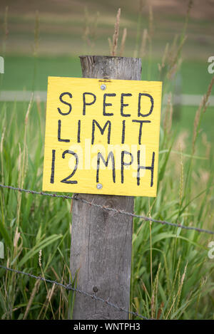 Höchstgeschwindigkeit 12 km/h Schild auf einer Ranch Road im Oregon Wallowa Tal. Stockfoto