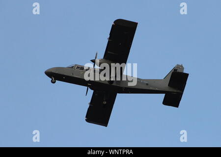 ZH004, ein britten-norman Defender T3 von der Army Air Corps betrieben, am Internationalen Flughafen Prestwick, Ayrshire. Stockfoto