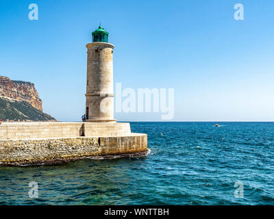 Leuchtturm die Schiffe in den Hafen von Cassis, Frankreich, an der Französischen Riviera. Stockfoto