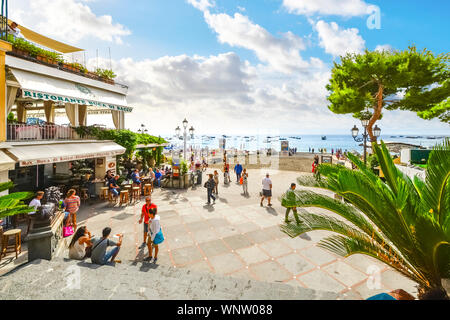 Der Sandstrand, Cafés und Geschäfte in der Küstenstadt Positano Italien an der Amalfi Küste des Mittelmeers Stockfoto