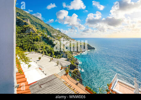 Ein Blick auf die Hügel der Stadt Praiano aus einer Terrasse entlang der Amalfiküste auf dem italienischen Mittelmeer an einem warmen Sommertag Stockfoto