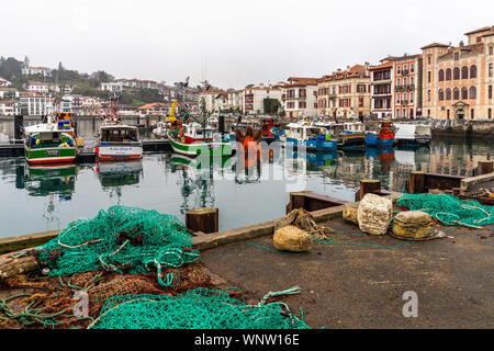 Angeln Boote und Fischernetze am Hafen von Saint Jean de Luz, Frankreich Stockfoto