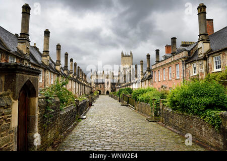 Vikare" in der Nähe der ältesten Straße mit Kopfsteinpflaster mit original 14. Jahrhundert beherbergt die Vikare' Hall Gateway und Wells Cathedral Wells in England Stockfoto