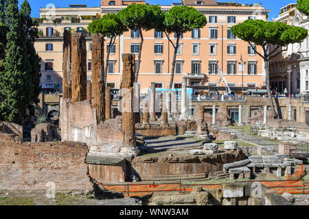 Der ausgegrabene unterirdische Ruinen von Largo di Torre Argentina, römische Tempel und die Überreste von Pompey's Theater, jetzt ein Cat Sanctuary. Stockfoto