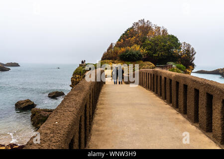 Zur Verbindung des Rocher du Basta (Rock der Basta), Biarritz, Frankreich Stockfoto