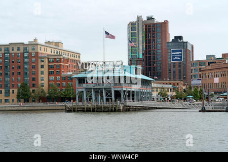 Die Yonkers Municipal Pier am Hudson River ist mehr als 100 Jahre alt. Apartment Gebäude steigen um es in einem ehemaligen Industriegebiet. Stockfoto