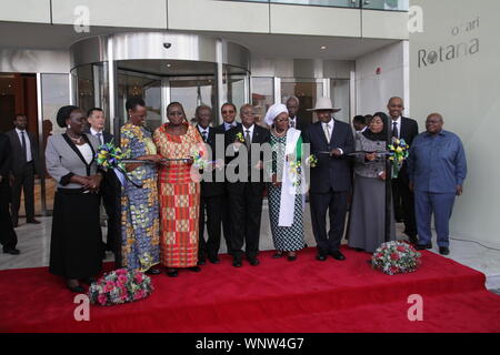 Dar-es-Salaam. 6. Sep 2019. Tansanischen Präsidenten John Magufuli (4.L, vorne) und der ugandische Präsident Yoweri Museveni (3. R, vorne) Schnitt ein Band bei der Einweihungsfeier des Gebäudes gebaut von China Railway Construction Engineering Gruppe in Dar es Salaam, Tansania, an Sept. 6, 2019. Tansanischen Präsidenten John Magufuli und der ugandische Präsident Yoweri Museveni am Freitag eingeweiht Die mwalimu Nyerere Foundation (Mnf) Gebäude, gebaut von China Railway Construction Engineering Group (CRCEG). Quelle: Xinhua/Alamy leben Nachrichten Stockfoto