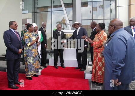 Dar-es-Salaam. 6. Sep 2019. Tansanischen Präsidenten John Magufuli (C-L) und der ugandische Präsident Yoweri Museveni (C-R) die Einweihung eines Gebäudes gebaut von China Railway Construction Engineering Gruppe in Dar es Salaam, Tansania, an Sept. 6, 2019 teilnehmen. Tansanischen Präsidenten John Magufuli und der ugandische Präsident Yoweri Museveni am Freitag eingeweiht Die mwalimu Nyerere Foundation (Mnf) Gebäude, gebaut von China Railway Construction Engineering Group (CRCEG). Quelle: Xinhua/Alamy leben Nachrichten Stockfoto