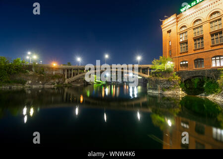 Am Abend in der Innenstadt von Spokane Washington auf der Spokane River in der Nähe des historischen Versorgungsgebäude in Riverfront Park Stockfoto