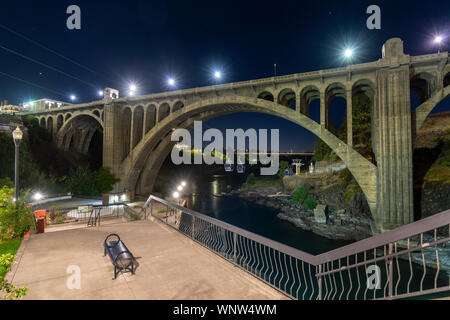 Die Monroe Street Brücke über den Spokane River in Downtown Riverfront Park Gegend von Spokane, Washington, spät in der Nacht. Stockfoto