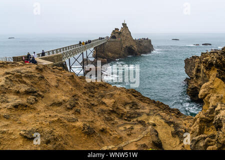 Winter seascape der berühmten Rocher de la Vierge (Virgin Rock), Biarritz, Frankreich Stockfoto