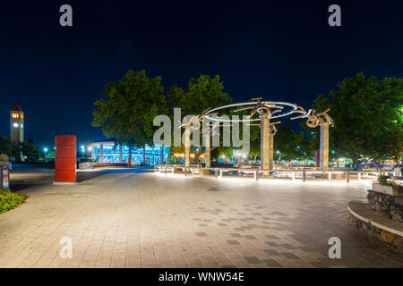 Bis spät in die Nacht in der Riverfront Park mit dem Rotary Brunnen, Looff Carousel und der Uhrturm entlang der Spokane River, in Spokane, Washington. Stockfoto