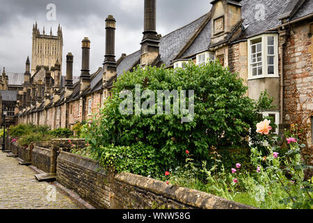 Vikare" in der Nähe der ältesten Straße mit Kopfsteinpflaster mit original 14. Jahrhundert Wohnhäuser zu Wells Cathedral Wells in England führenden Stockfoto