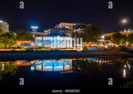 Abends am beleuchteten Looff Carousel, die entlang der Spokane River an der Riverfront Park in der Innenstadt von Spokane, Washington läuft Stockfoto