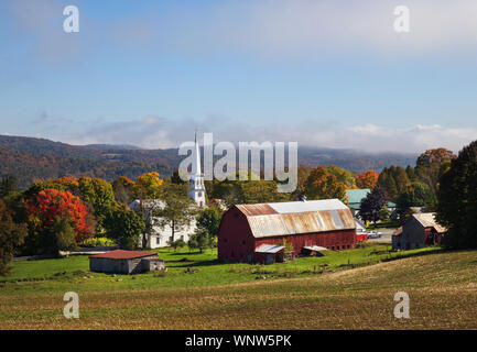 Leaf Peeping Szenen im wunderschönen New England. Boot Häuser und Docks Linie der reflektierenden Teichen und können an der malerischen Herbst ziellaufwerke gesehen werden. Stockfoto