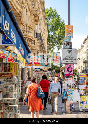 Junge Theaterliebhaber hängen Werbung für Leistungen in der Vorbereitung für die jährlichen Theaterfestival von Avignon. Stockfoto