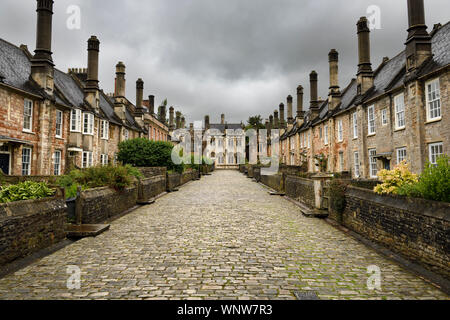 Vikare" in der Nähe der ältesten Straße mit Kopfsteinpflaster mit original 14. Jahrhundert beherbergt, die zu den Vikaren" Kapelle und Bibliothek in Wells England Stockfoto