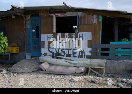 Abgebrochene Beach Shack mit Hölle mit dem System geschrieben Stockfoto