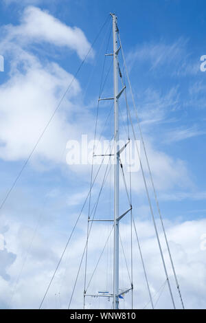 Der Mast eines großen Segelschiff gegen den blauen Himmel Stockfoto