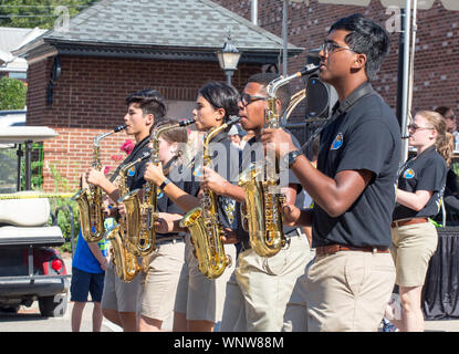 MATTHEWS, NC (USA) - 31. August 2019: ein High School marching band Saxophonist Abschnitt führt während des Labor Day Parade statt bei der jährlichen 'Matthews Stockfoto