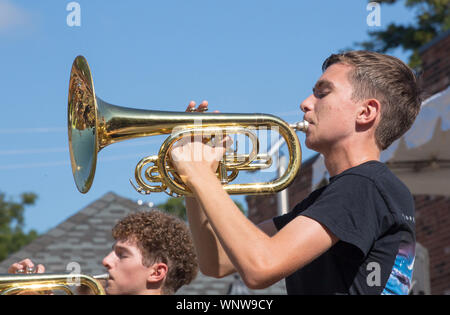 MATTHEWS, NC (USA) - 31. August 2019: ein High School marching band Horn Abschnitt führt während des Labor Day Parade statt bei der jährlichen 'Matthew Stockfoto