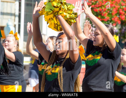 MATTHEWS, NC (USA) - 31. August 2019: High School Cheerleader während des Labor Day Parade durchführen, gehalten an der jährlichen 'Matthews Lebendig" Veranstaltung. Stockfoto