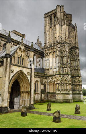 Der norden Veranda Haupteingang und Nord-west-Turm von Wells Cathedral unter Regen Wolken Wells England Stockfoto