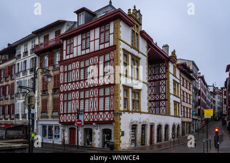 Traditionelle Fachwerkhäuser in Bayonne, einem typischen architektonischen Stil im französischen Baskenland Region, Frankreich Stockfoto