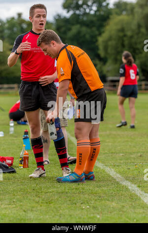 Männliche Rugbyspieler (Alter 30-40 Jahre), die seiner Meinung nach gewaltsam nach Norfolk Schiedsrichter Gesellschaft Schiedsrichter, die nicht empfangsbereit sein. Stockfoto